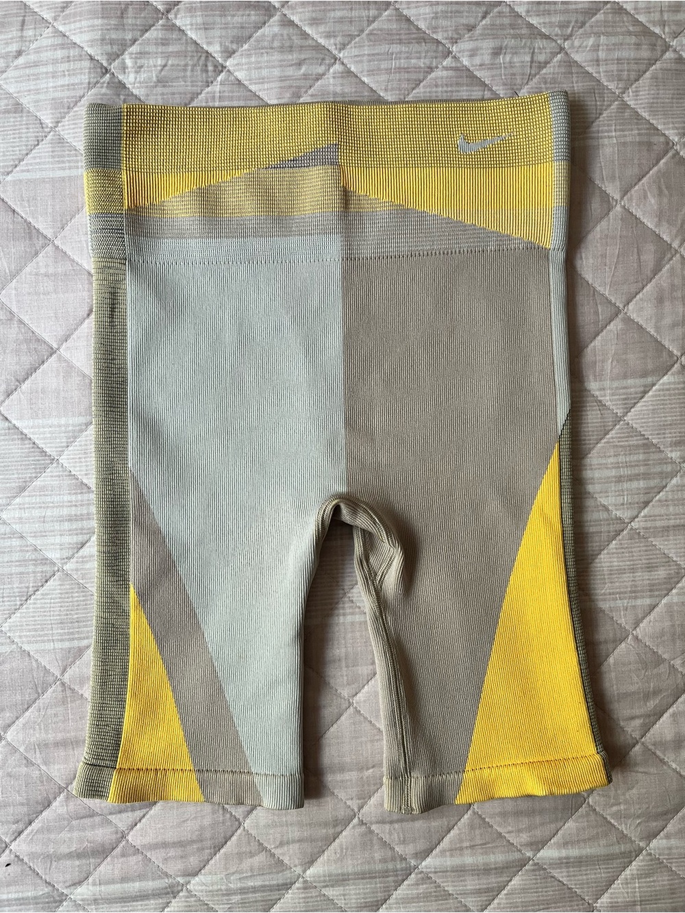 Nike Womens Icon Clash Sculpt Seamless 8" Training Shorts Size M Pale Ivory EUC